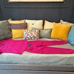 LIMITED EDITION COLOR- LIKE NEW Figs-Raspberry Pink Scrub Set w/ blue ribbon tie